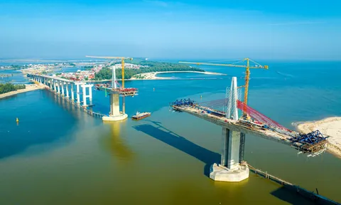 Dần lộ diện "sắc vóc" cây cầu vượt cửa biển Thuận An 