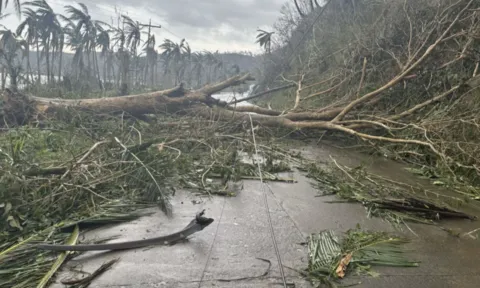 Clip: Kinh hoàng khoảnh khắc siêu bão Man-yi "có khả năng gây thảm họa" ở Philippines với những đợt sóng "chưa từng có"