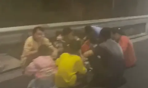 Clip: Rùng mình cảnh tượng cả nhà 7 người quây quần ăn uống trên cao tốc Vĩnh Hảo - Phan Thiết