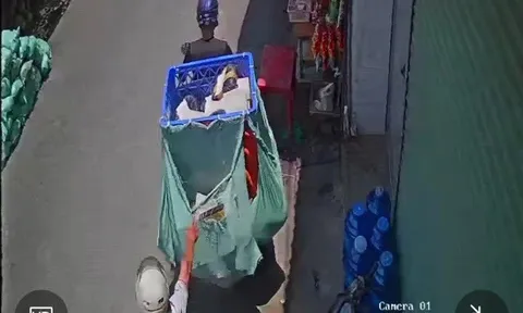 Khoảnh khắc 2 tên trộm "nhảy xe" cùng toàn bộ hàng hóa của nam shipper trong vỏn vẹn 12 giây