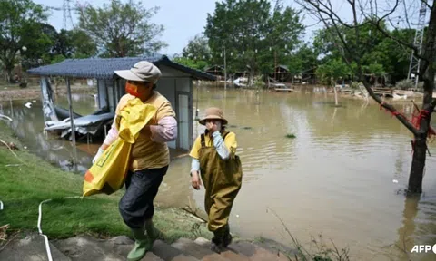 Người dân Trung Quốc chạy đua vớt tài sản sau mưa lũ