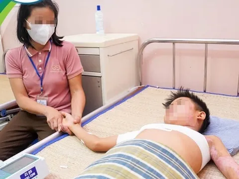 Trèo lên cột điện cao thế bắn chim, bé trai 11 tuổi bị điện giật