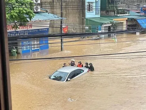 TP.Hà Giang "chìm" trong biển nước: Lên nóc nhà lánh nạn, di chuyển bằng thuyền