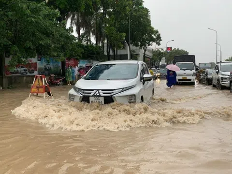 Mưa lớn kéo dài, nhiều tuyến phố ở Hà Nội "mênh mông nước"