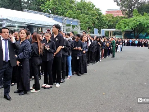 Tp.Hồ Chí Minh: Nhiều gia đình đưa con nhỏ tới viếng Tổng Bí thư Nguyễn Phú Trọng