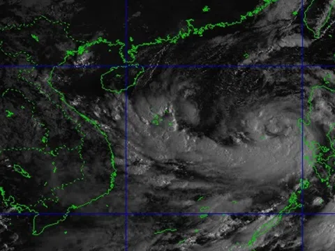 Bão số 3 giật cấp 15 đang di chuyển rất nhanh, tạo "cuồng phong" trên biển Đông