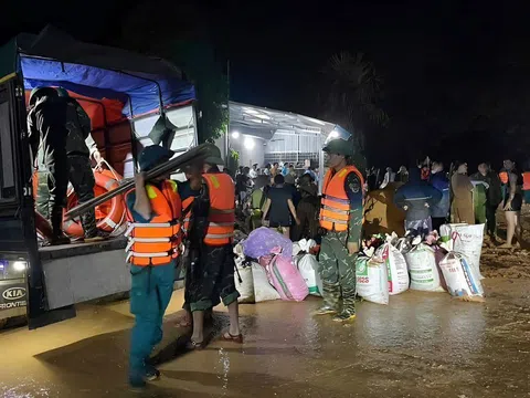 Vỡ đê sông Lô ở Tuyên Quang: Khẩn trương triển khai công tác vá đê