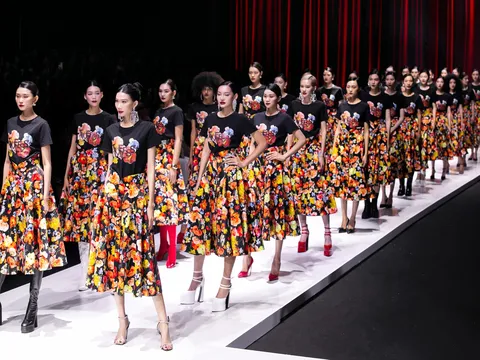 Choáng ngợp với gần 120 thiết kế trong show diễn Timeless của Elise