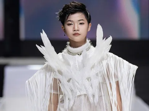 Sải bước như “chiến binh” của Phong Thiên ghi dấu ấn tại Tuần lễ Thời trang Quốc tế Việt Nam