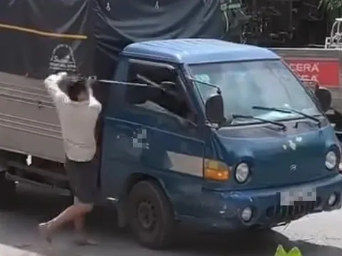 Clip: Hỗn chiến như phim hành động sau va chạm giao thông và cái kết cười ra nước mắt