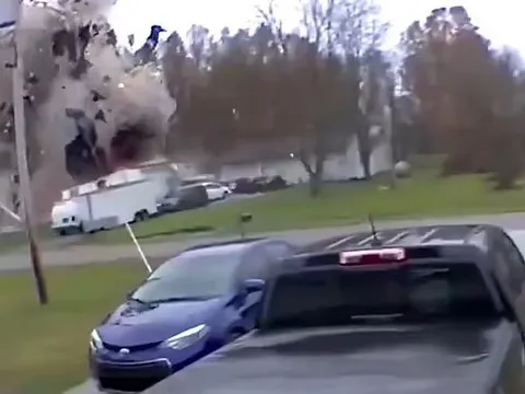 Clip: Kinh hãi khi nghe ngôi nhà phát nổ như bom, 2 người tử vong