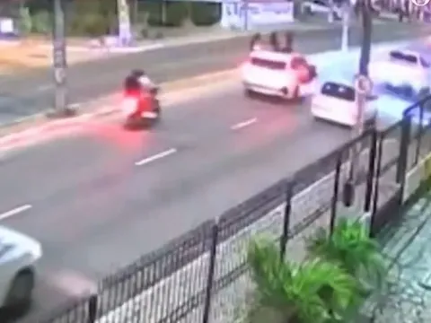 Clip: TikToker văng khỏi ô tô khi quay video selfie nhảy múa ở cửa số trời, cảnh tượng sau đó chỉ nhìn thôi cũng rùng mình