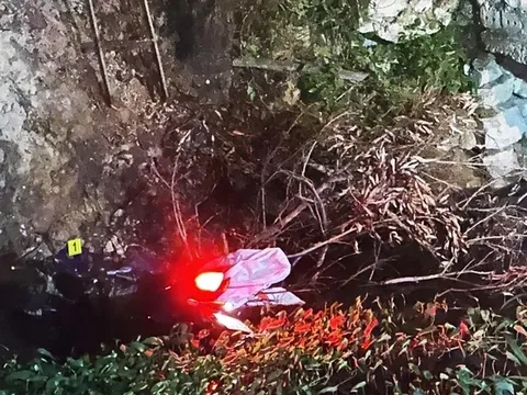 Hà Nội: Thương tâm 4 người trong gia đình tử vong khi đi trên 1 xe máy lao xuống mương nước sâu 1 mét