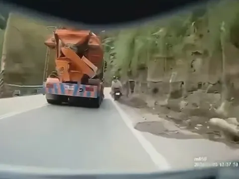 Clip: Thương tâm 2 nam sinh mất mạng dưới bánh xe bồn vì một điều rất dễ xảy ra