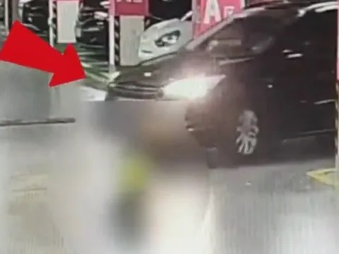 Clip: Xót xa khoảnh khắc tài xế cua khuất tầm nhìn trong hầm để xe, cán bé 2 tuổi tử vong