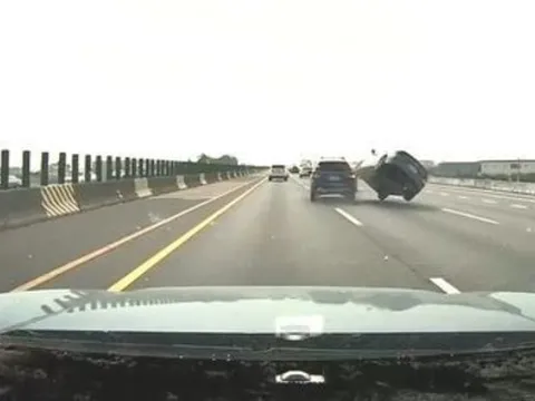 Clip: Thót tim cảnh nữ tài xế chuyển hướng đột ngột, va chạm với xe làn bên