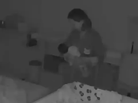 Clip: Phẫn nộ xem camera thấy bảo mẫu bạo hành bé sơ sinh 2 ngày tuổi