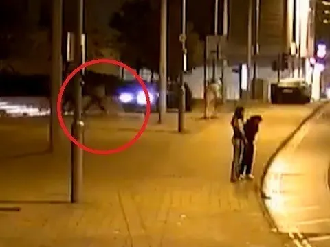 Clip: Hoảng hồn nhìn tài xế lái xe hất văng nam sinh viên lên không trung giữa phố