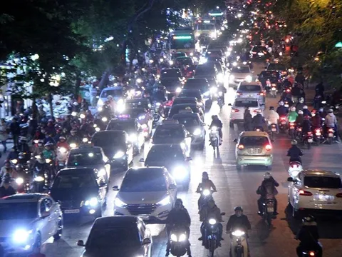 Quy định mới nhất về bật đèn xe, bấm còi từ 1/1/2025