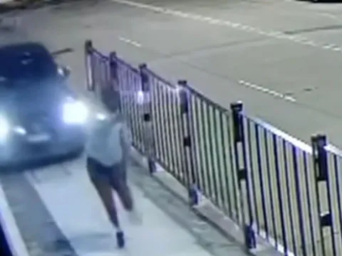 Clip: Người đi bộ hét thất thanh khi bị ô tô mất kiểm soát đâm trên vỉa hè