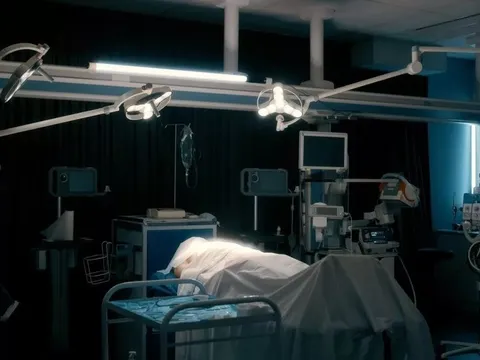 Người phụ nữ cử động tay khi gia đình chuẩn bị làm tang lễ