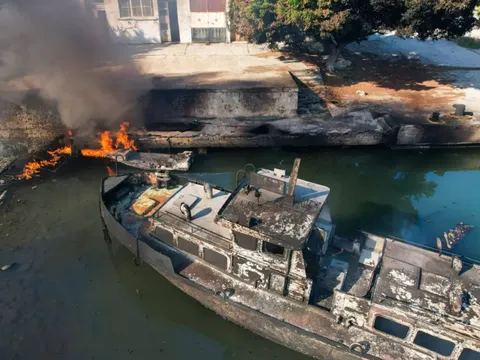 Clip: Khung cảnh tan hoang ở cảng Latakia, Syria sau cuộc không kích của Israel