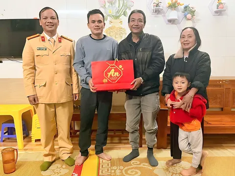 Người đàn ông kéo cháu bé khỏi điểm mù xe tải: Là ai cũng sẽ làm như vậy