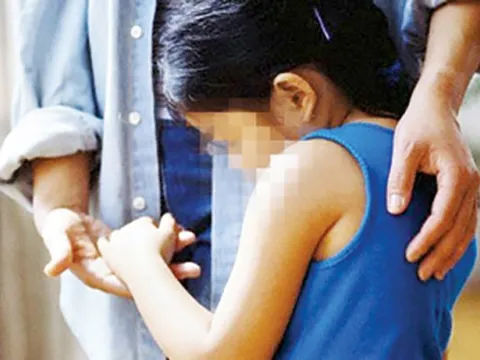 Phẫn nộ trước cảnh người mẹ táng tận lương tâm, ép con gái “phục vụ” cha dượng