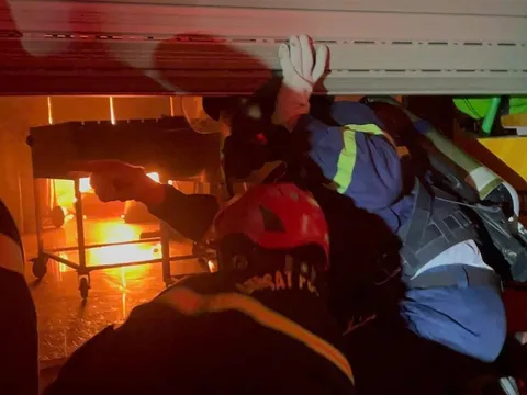 Cảm phục phút giây cảnh sát chữa cháy giải cứu thành công 3 người mắc kẹt trong vụ hỏa hoạn giữa đêm