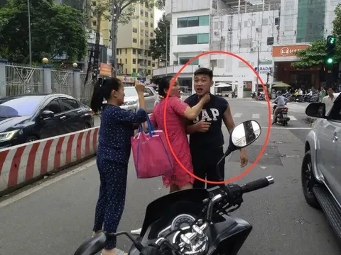 Không thể tin được lý do khiến tài xế ô tô lao vào đánh người đi đường ở TP.HCM: Chỉ vì 'thấy mặt khó chịu"