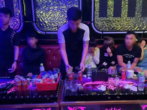 Bí mật bên trong phòng karaoke có 4 nam 3 nữ