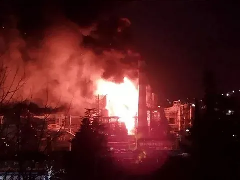 Clip: Nhà máy lọc dầu Nga như "quả cầu lửa" sau đợt không kích dữ dội của Ukraine