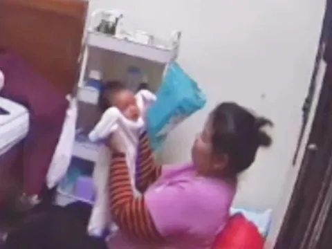 Xem camera, mẹ chết lặng khi thấy con trai 1 tháng tuổi bị giúp việc quăng ném