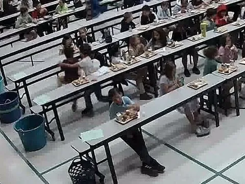 Clip: Hành động dũng cảm của cậu bé lớp 3 nhanh trí cứu bạn học bị ngạt thở khi ăn