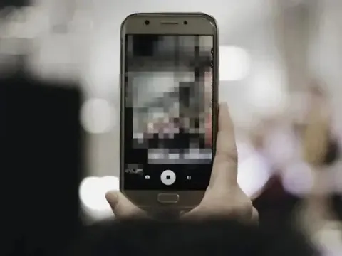 Gã biến thái đặt camera quay lén dưới váy người phụ nữ