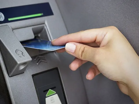 Nam sinh cấp 2 bủn rủn chân tay khi ra ATM rút tiền, số dư hiện có hơn 3 tỷ đồng
