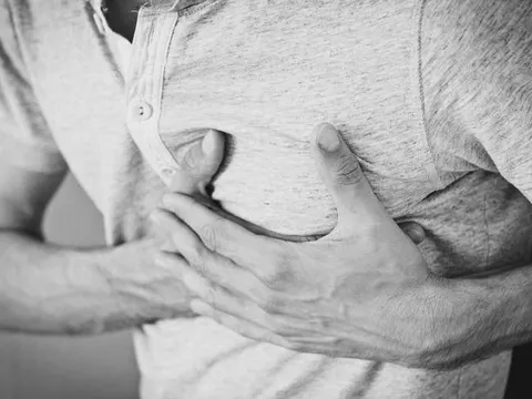 Căng thẳng khi dạy con học bài, bố đột ngột ngã quỵ suýt mất mạng