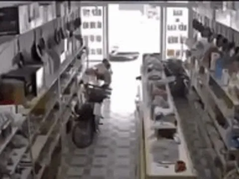 Clip: Đang chơi trong nhà với mẹ, bé gái 17 tháng tuổi bị ô tô lao vào nhà tông tử vong