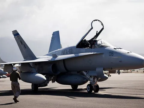 Tàu chiến Mỹ bắn nhầm vào... máy bay của mình, phi công có thoát nạn không?