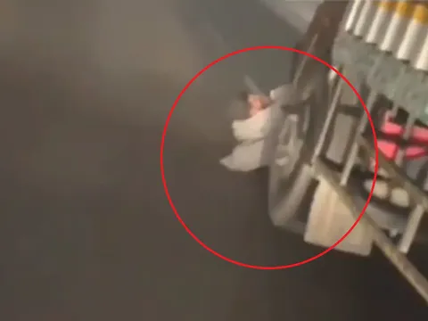 Clip: Người đàn ông la hét, cầu cứu khi đang mắc kẹt dưới gầm xe tải