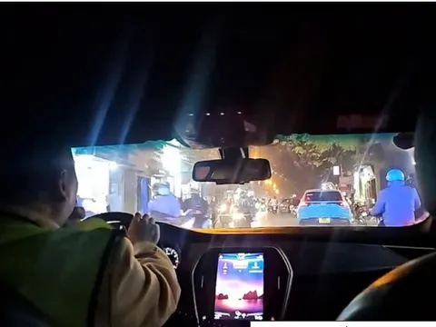 CSGT dùng xe đặc chủng đưa bé trai bị ngất xỉu trên xe khách đi cấp cứu kịp thời