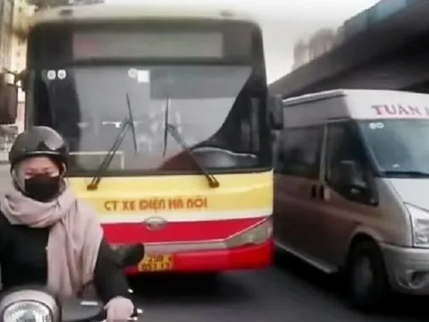 Clip: Xe buýt "hổ báo" lấn làn, lạng lách khiến người đi đường thót tim