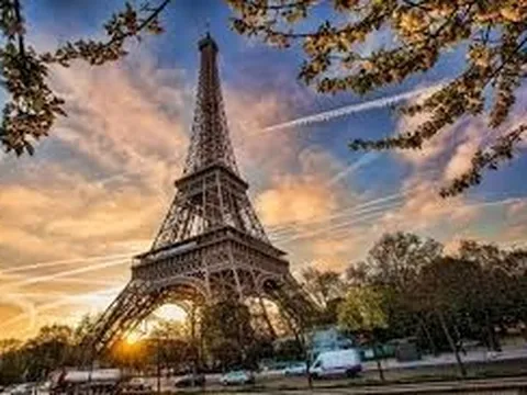 Sự thật về thông tin hỏa hoạn tại tháp Eiffel