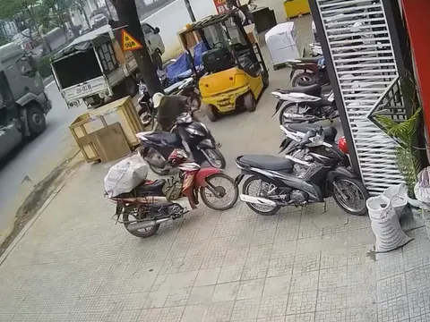 Clip: Xót thương khoảnh khắc nam thanh niên bị xe container cán tử vong ở Hà Nội