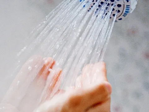 1 thói quen khi tắm vào mùa đông tưởng vô hại mà lại có thể ảnh hưởng đến tính mạng