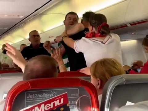 Clip: Hai khách nam ẩu đả như phim hành động khiến máy bay phải hạ cánh khẩn cấp