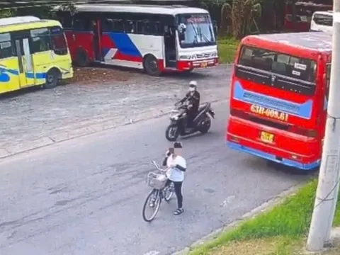 Clip: Bắt khẩn cấp tài xế lùi xe không quan sát khiến 1 nữ công nhân tử vong