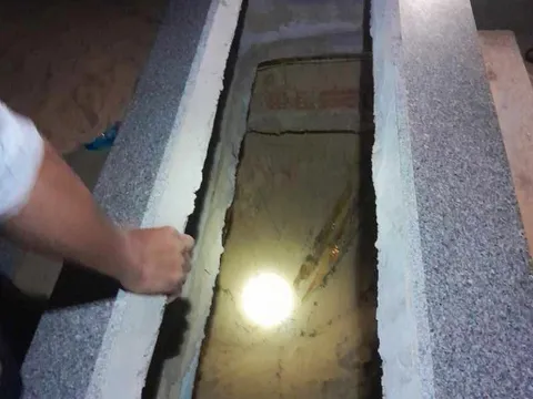 Bắt người đàn ông lao vào nghĩa trang đào mộ đem quan tài mẹ về nhà