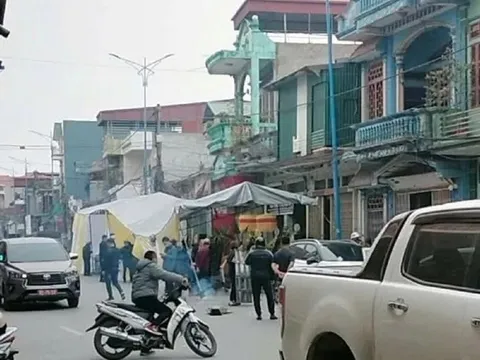 Clip: Hãi hùng cảnh ô tô lao thẳng vào đám tang ở Hải Dương, đâm trúng nhiều người