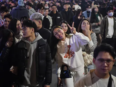 Photo: Biển người chào đón 2025, năm của những ước mơ và hoài bão mới